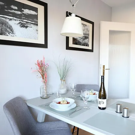 Modernes 2-zimmer-appartement Mit Balkon. Apartman
